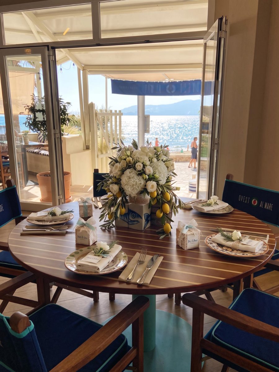 Mesa redonda con flores y limones – detalles de boda en Ovest al Mare