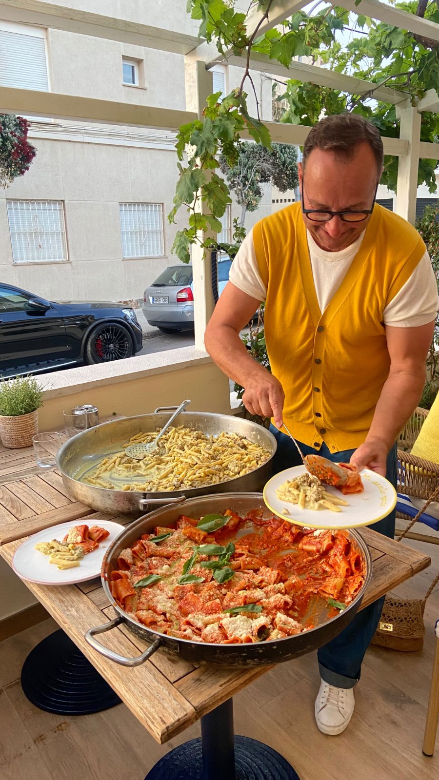 Pasta servida directamente de la sartén en una fiesta