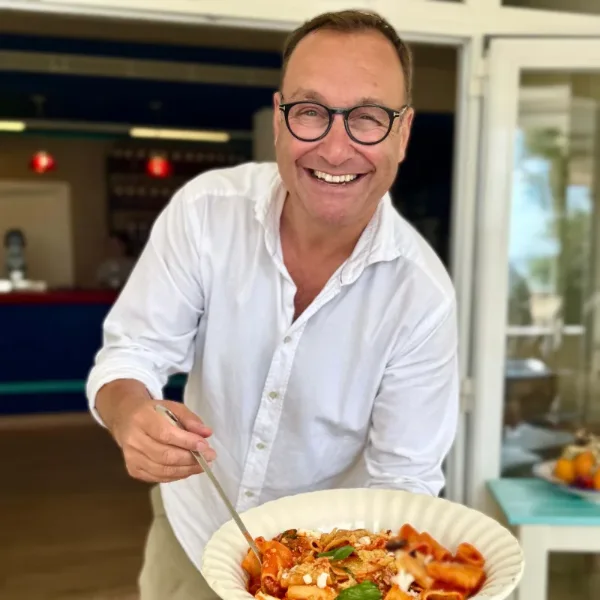 Maurizio, anfitrión de Ovest al Mare, sirve rigatoni caseros – hospitalidad italiana en Palma de Mallorca