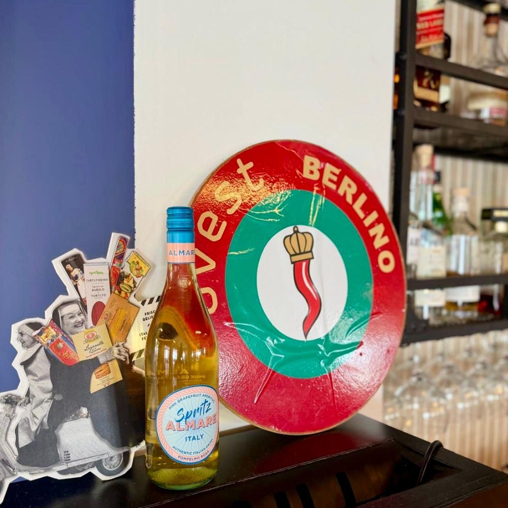 Detalle Ovest Berlino y aperitivo Spritz Almare – restaurante italiano Ovest al Mare en Palma
