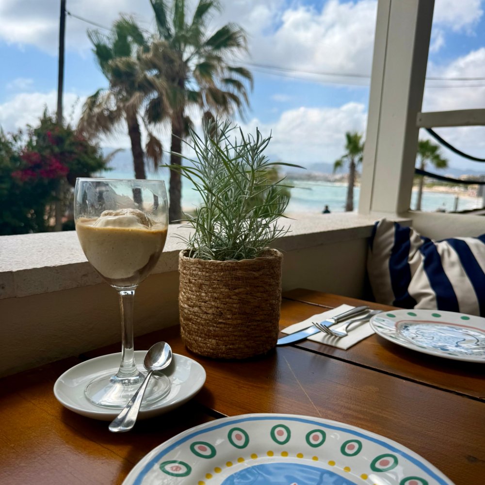 Terraza junto al mar de Ovest al Mare en Ciudad Jardín, Palma de Mallorca